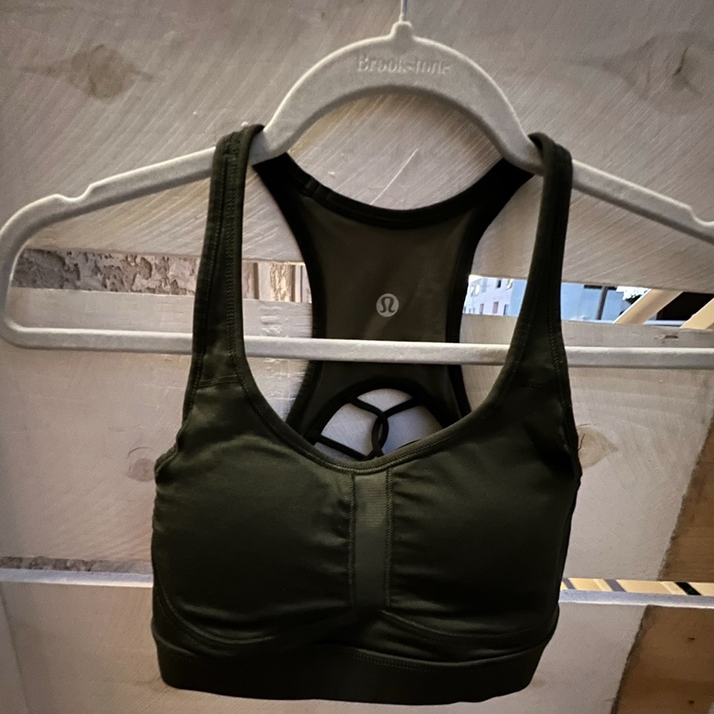 Lululemon intricately laced sports bra in dark olive green size 2 EUC